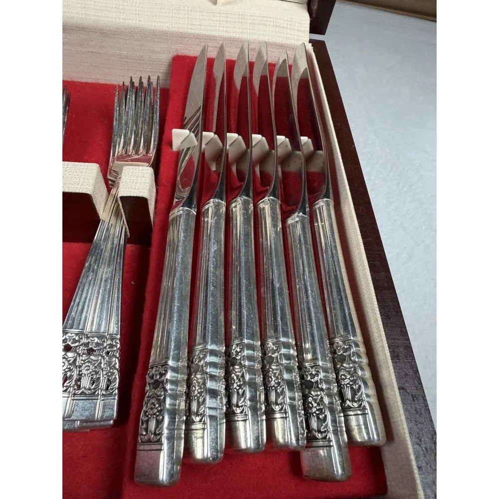 Oneida Community Morning Rose Silverplate Flatware 98 Piece Set with Chest